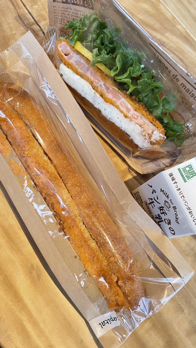 近所の人気のパン屋さん🥐
この「パン好きの牛乳」シリーズ知ってますか？
カフェオレとミルクティーもあるんですが今回は
牛乳にしました🥛
焼きたてパンとの相性抜群でした😍