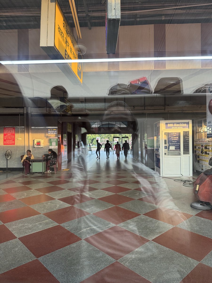 uthumkumar's tweet photo. @ChristinMP_ @GMSRailway A perfect alignment at TPJ station. I was amazed to see they even have a massaging station at the platform. https://t.co/SmVrQ8OKjf
