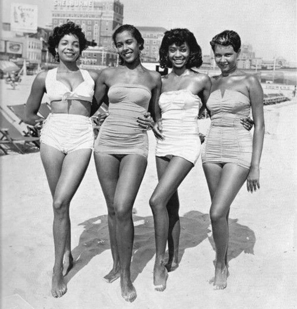 HistoryUnd's tweet photo. Group of friends enjoy the beach, circa 1940s https://t.co/cMYEqQXy7G