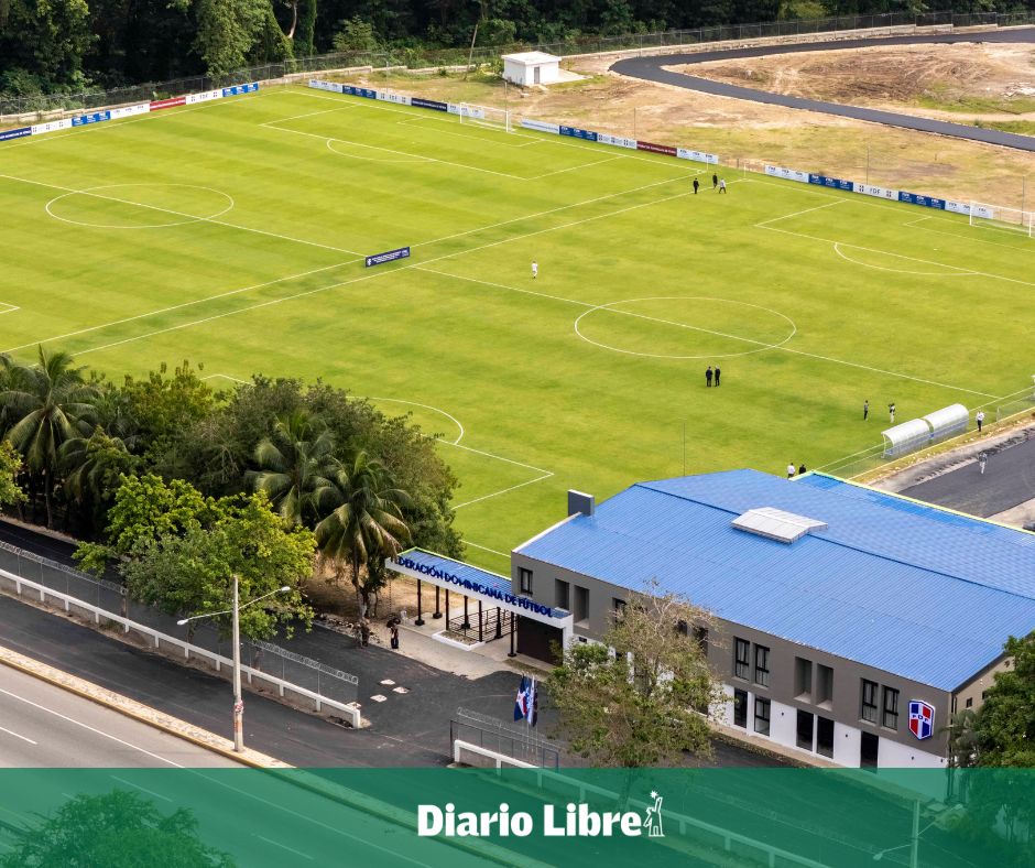 DiarioLibre's tweet photo. ⚽|#DeportesDL| Inauguran la 1.ª etapa del CAR de @FedofutbolRD en San Cristóbal: dos canchas con estándar FIFA, áreas de alojamiento y entrenamiento, con apoyo de @FIFAcom (US$4.8M) 🔗https://t.co/92u804NQaY
#DiarioLibre #SanCristóbal #Fútbol #FIFAForward https://t.co/fgyGTuLqDF