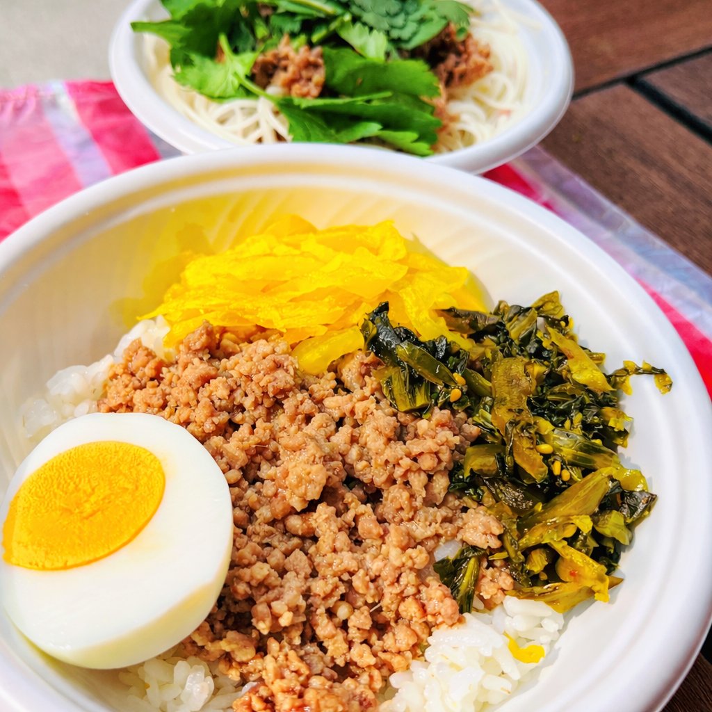 KBIC_kobe's tweet image. 🍴キッチンカーin KBIC 🍴
昨日、#先端医療センター 前🚚
（来週は、千寿製薬 神戸イノベイティブセンター前に出店予定♪）

『 #HTT台湾 』
台湾セット🍚🍜ルーロー飯 ＆ 台湾ビーフン

食材や香辛料はすべて台湾から直送。
日本にいながら“本場の味”を楽しめます。

#KBIC