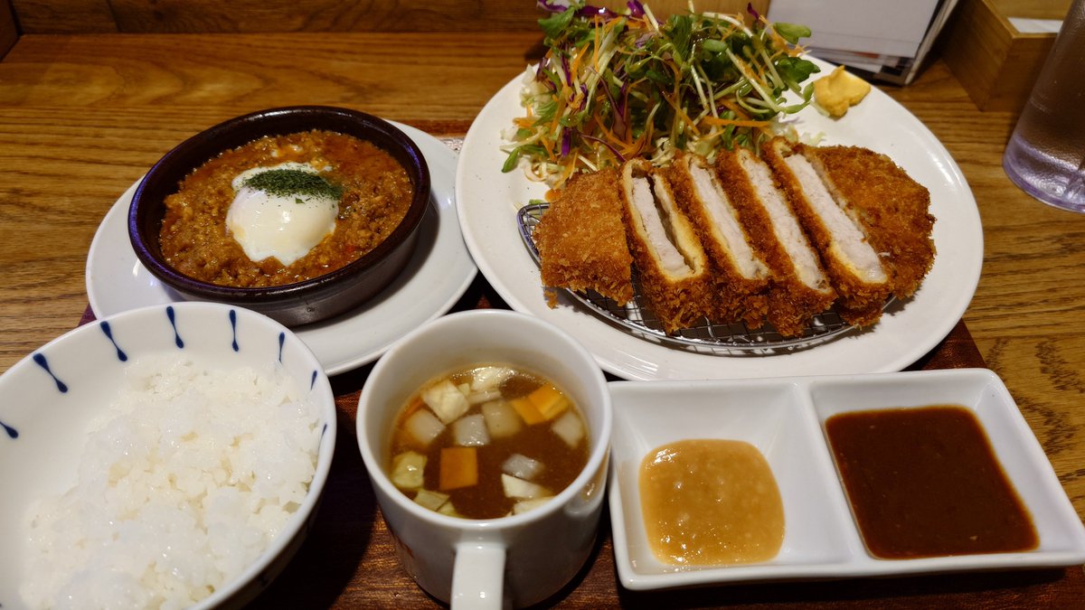 Chackn's tweet photo. 新大阪のBELLOTA+で朝飯兼昼飯。
食べきれるか判らなかったのでライス小にしたけれどキーマカレーとの組み合わせだと中でもよかったかな。
551で買い物して帰ろう。 https://t.co/9aq6X8pX7g