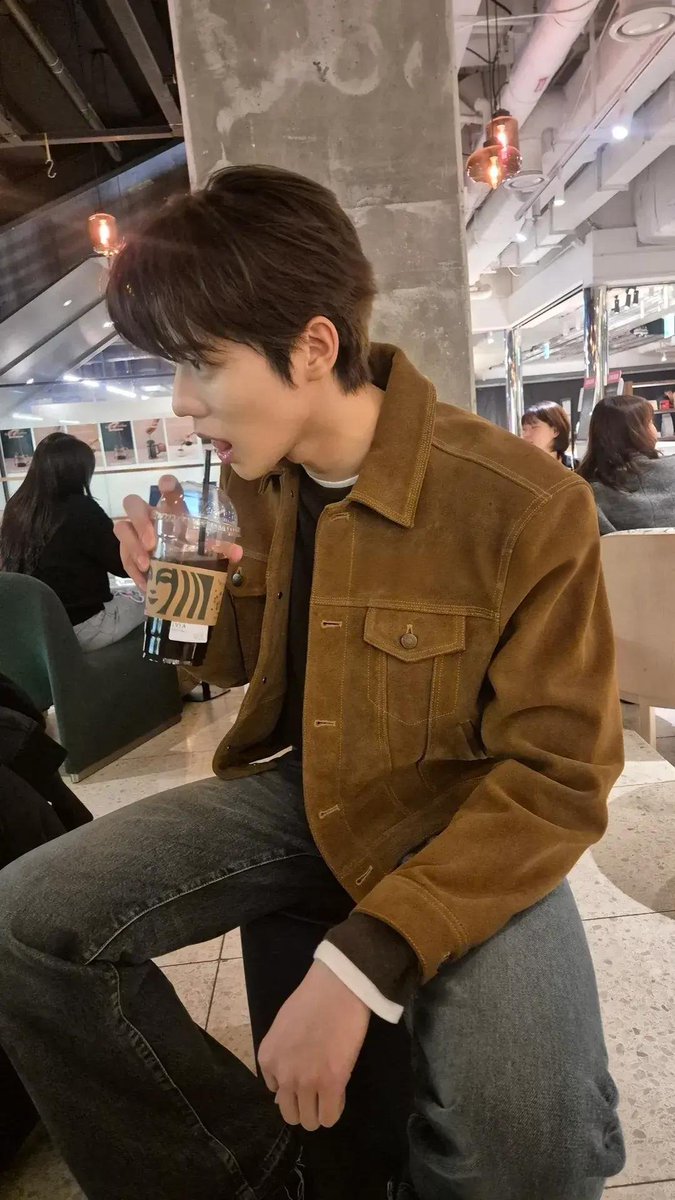 상민이 친형분이 올려주신 사진 너무 남친미있어서 글자 지워봄
남친짤 하나 더 생겼다 헿..