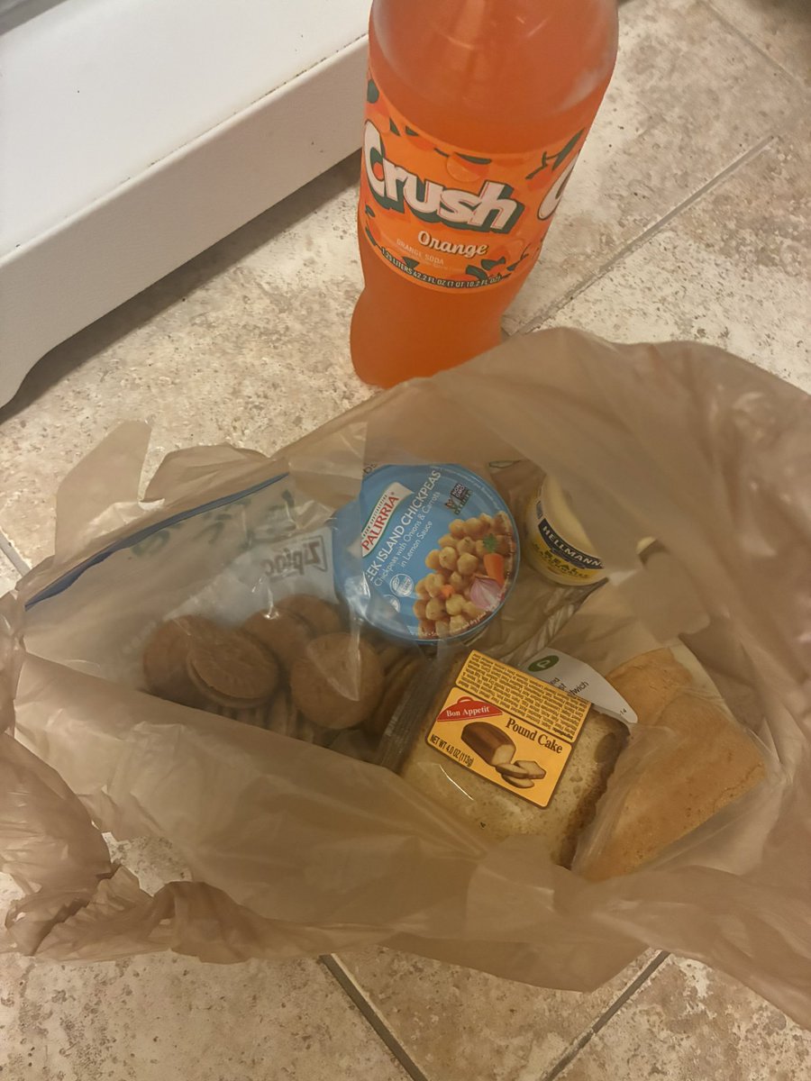 tarheelpete's tweet image. thp you didnt have to hit em with the lemon pound cake!! tha biscoff cookies too! bomboclaat that shi boi #lunch #doubleloop #foundmyphone