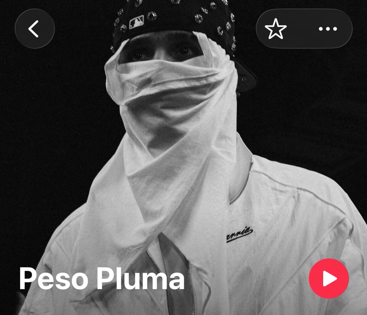 Solo a estos cabrones les sale bien el poner a cantar a sus compositores