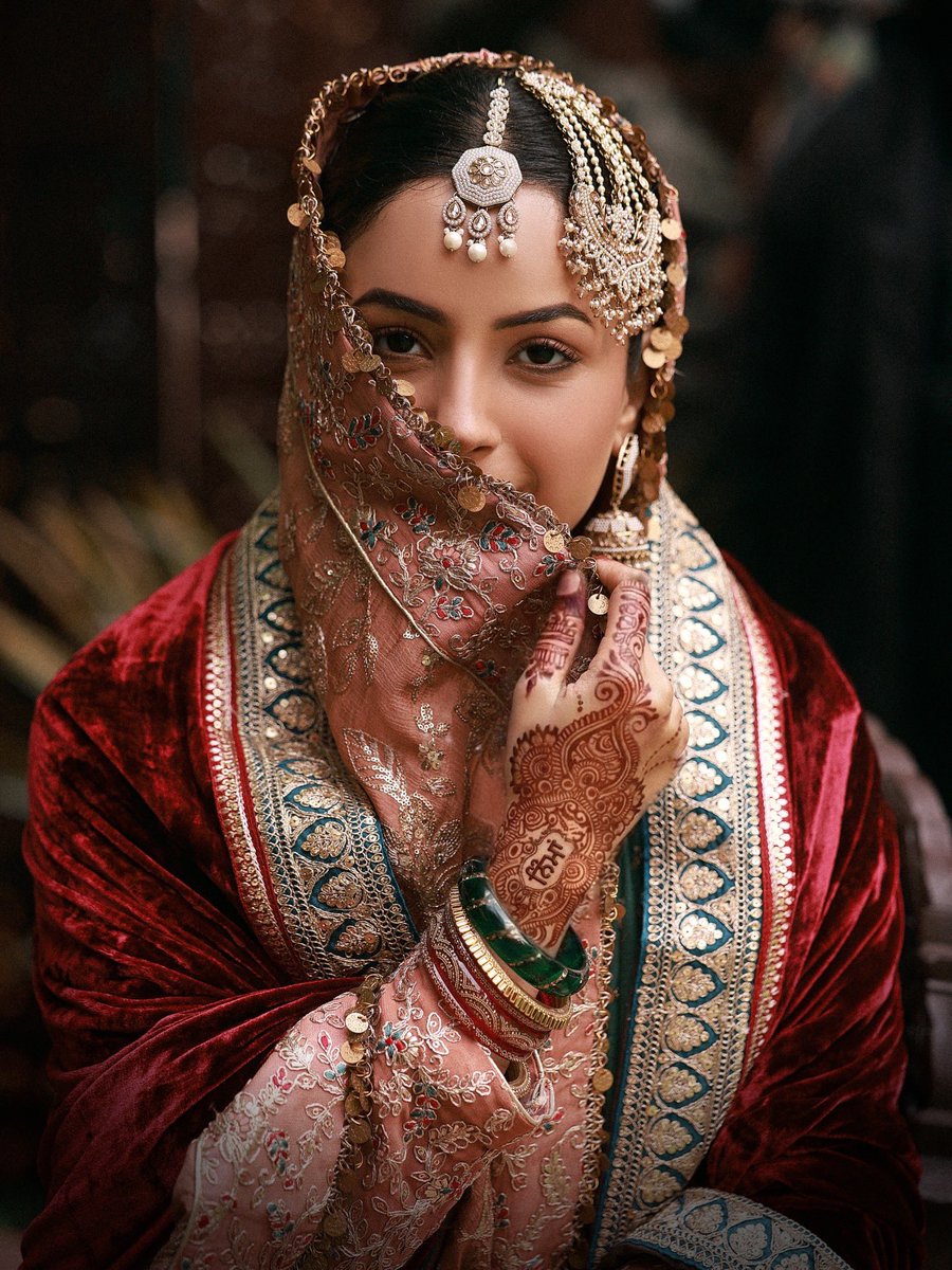 only half her face showing but that’s still a FACE CARD FACE BANK FACE ECONOMY #ShehnaazGill #Ishqnama