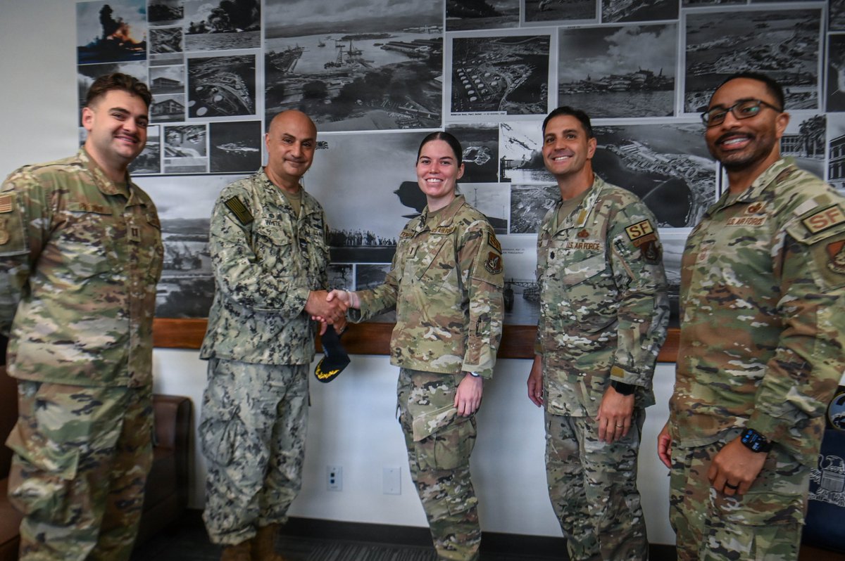 JointBasePHH's tweet photo. USAF 2d Lt Emily Ferguson, 647SFS flight commander, & JBPHH Security Forces (JB2) watch commander, center, became the first Defender in the history of the Joint Base Security Forces to receive the highest qualifications from both the Navy & Air Force!! #bz #topcop #excellence https://t.co/1WdvrLlCev