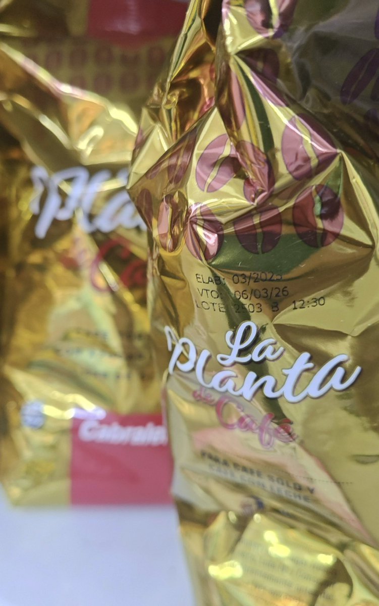 vmenditto's tweet photo. ☕️ Diarco de Avellaneda y Boyaca , 1kg café a este precio ( vence en menos de 1 mes pero sirve )
