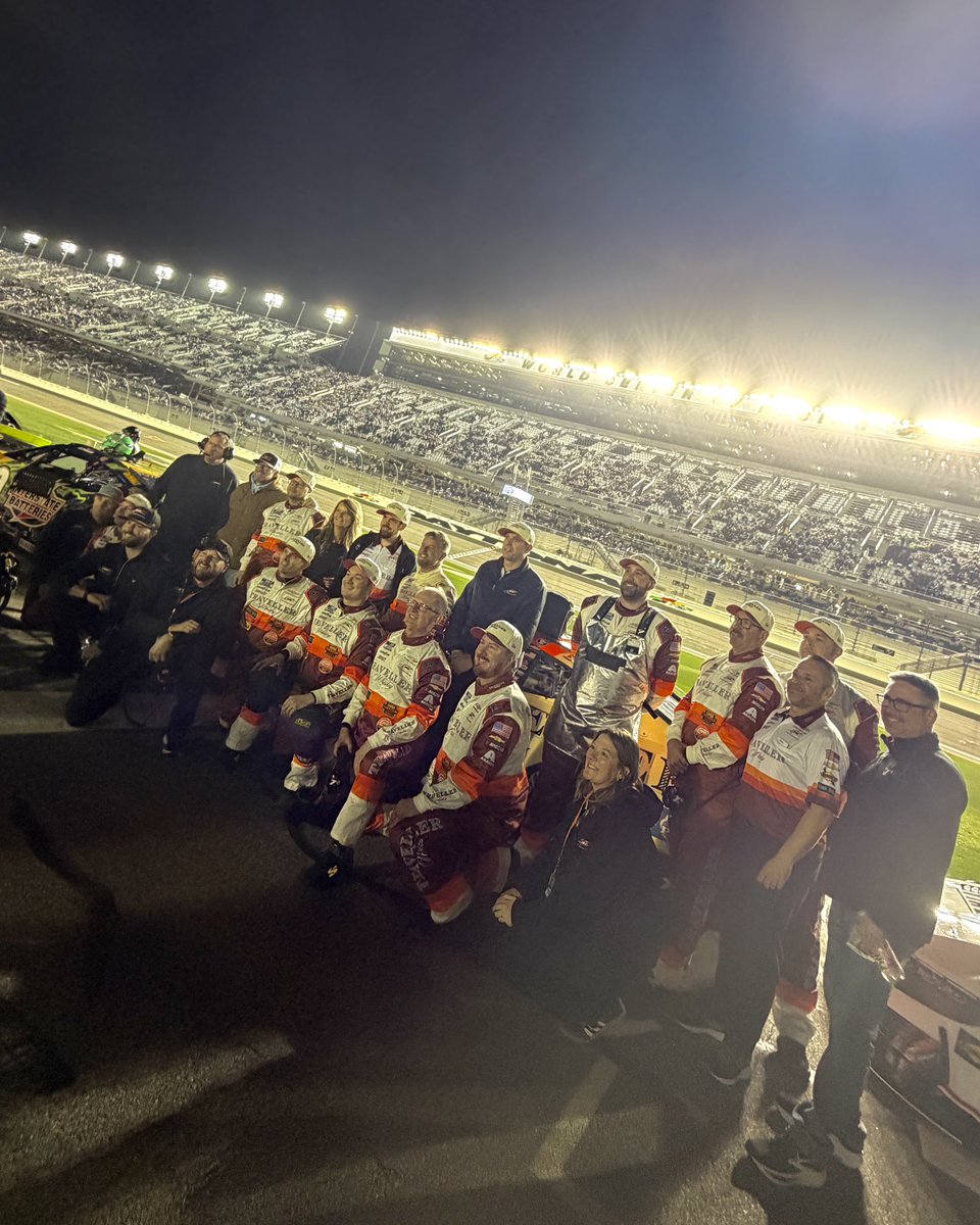 JRMotorsports's tweet photo. Talk about one incredible team effort. 📸 https://t.co/0BYVzlFeD6