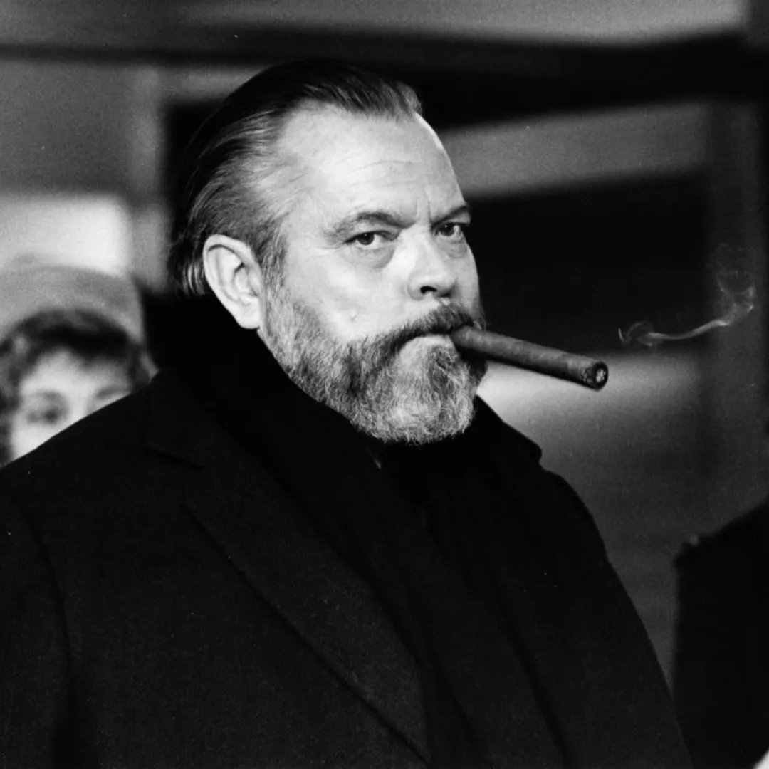 "Muchas personas son demasiado educadas para hablar con la boca llena, pero no les importa hacerlo con la cabeza hueca"

Orson Welles