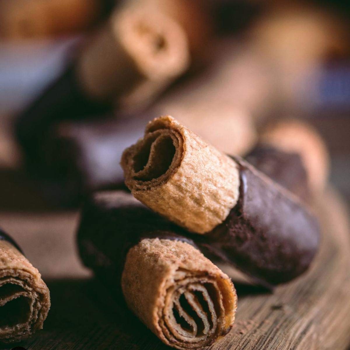 holicatyou's tweet image. 와플텐 왔어여!!! 완전 얇은 웨이퍼를 돌돌 말아서 밀크 초콜렛을 입혀놓은 맛도리중에 맛도리로 층층이 부서지는 식감이 예술적임. 백화점이랑 소비기한(6월)같고 6-7천원 팔리는데 29OO원에 캐캤습니당. 포장 리뉴얼될꺼래서 현재 수입돼있는거 전부 털어왔어요.