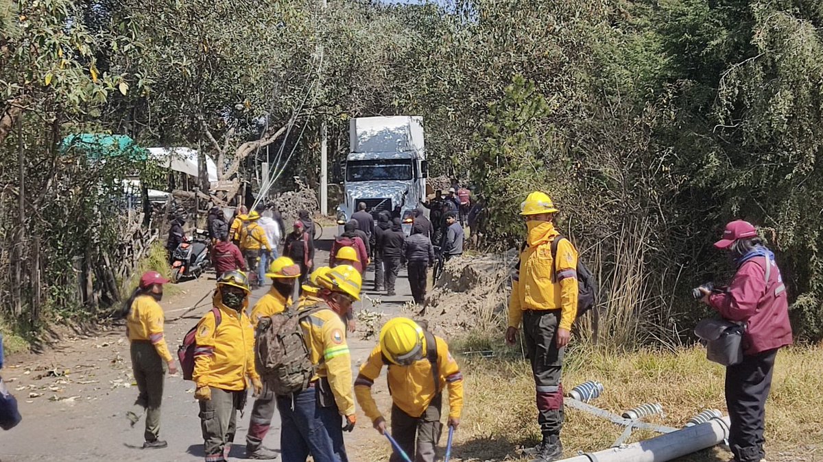 craviotocesar's tweet photo. Hoy, como parte de las acciones del Gabinete de #SueloVerde, se realizó la recuperación de 19 hectáreas y la protección de 20 más en el #SueloDeConservación del poblado de San Andrés Totoltepec, en la alcaldía de #Tlalpan. 🏞️

Estas acciones forman parte de la estrategia de #CrecimientoCero instruida por nuestra Jefa de Gobierno @ClaraBrugadaM, que encabezamos desde la @SeGobCDMX en coordinación con @SEDEMA_CDMX no para seguir avanzando en la defensa y preservación del territorio verde de la ciudad. ✅🍃