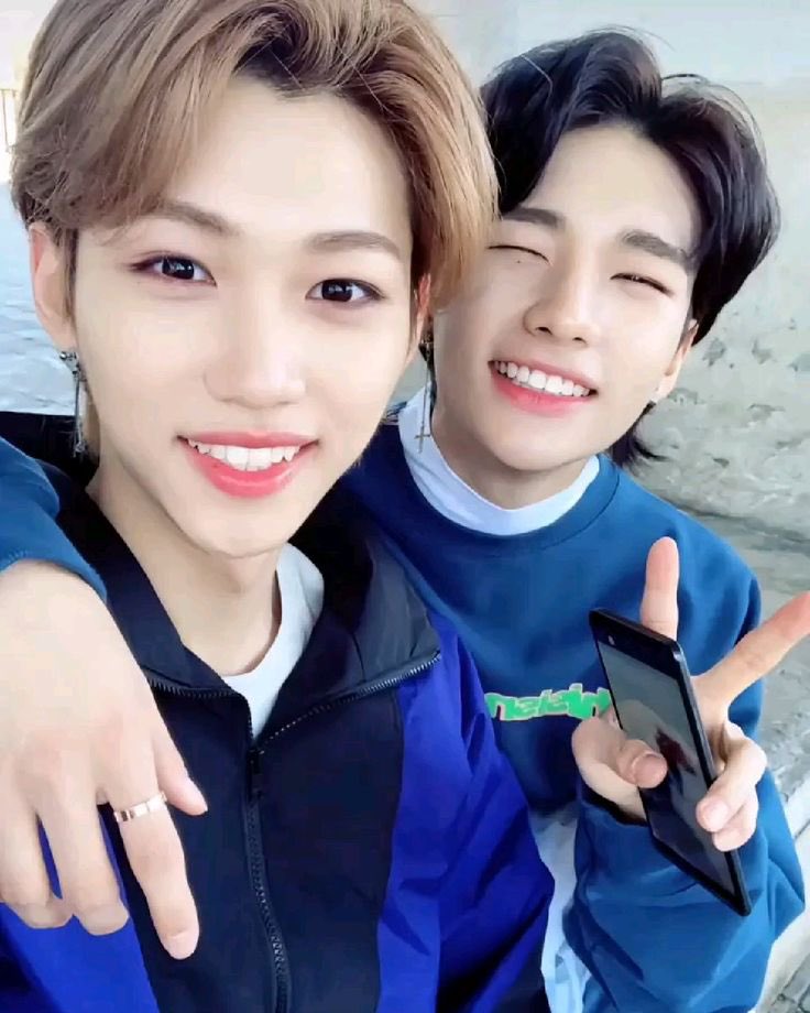 rsielix's tweet photo. a foto tirada tal qual um casal de amigos adolescentes em pleno ensino médio em que ambos tem uma paixonite secreta um pelo outro e tem medo de confessarem https://t.co/sNQl9LapBd