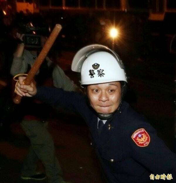 <a href="/winosaur32286/">Winosaur</a> 再提醒一次
到現在都找不到是誰負責刑求 誰下令刑求的
不用說白色恐怖了
太陽花學運時打人的警察
到現在也是找不到
甚至還是有照片有影片的
白色恐怖真的離我們很遠嗎?
其實根本一直在我們身邊