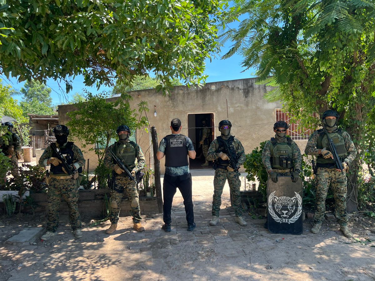 1)📍Ibarreta ➡️ Se anuló un punto de venta de drogas en el que se hallaron 113 envoltorios de marihuana, dinero, un arma de fuego sin aval legal y otros elementos. El lugar fue anulado 🔒 a los fines delictivos. Se detuvo 👮‍♂️ al investigado. En total 2 detenidos.
<a href="/insfran_gildo/">Gildo Insfrán</a> ⬇️