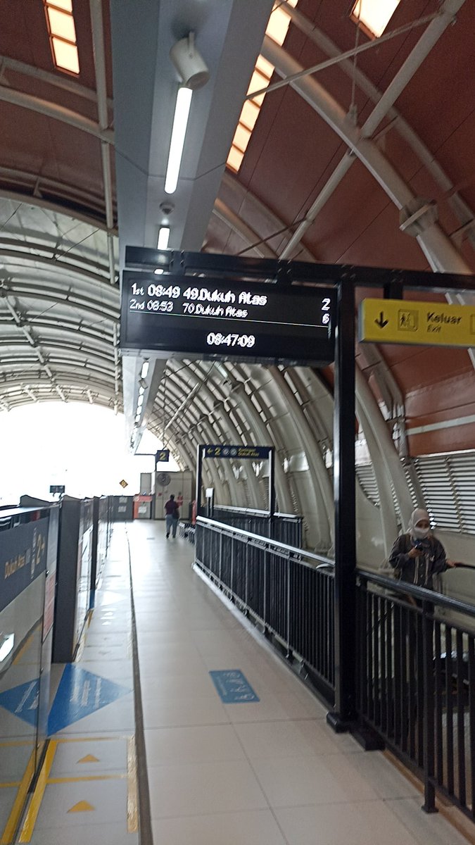 arief_cure's tweet photo. @KAI121 @lrtjabodebek screen informasi ETA dilantai 2 dan peron dekat eskalator arah gate B  tidak sesuai, 2 hari yang lalu saya info jg ke petugas yg menggunakan seragam putih biru cuma masih belum sinkron waktunya https://t.co/CWmL6TcGPH