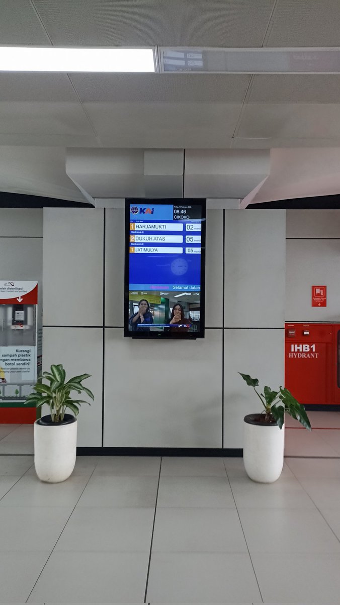 arief_cure's tweet photo. @KAI121 @lrtjabodebek screen informasi ETA dilantai 2 dan peron dekat eskalator arah gate B  tidak sesuai, 2 hari yang lalu saya info jg ke petugas yg menggunakan seragam putih biru cuma masih belum sinkron waktunya https://t.co/CWmL6TcGPH