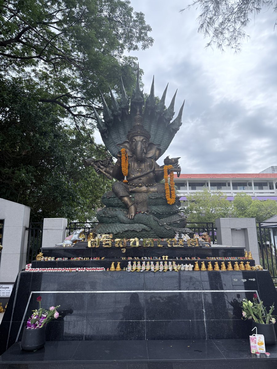 yinxxxxxxxx's tweet photo. @jenrob_jen หน้าอาชีวอุดรค่ะ  องค์ศรีสุขคเณศ https://t.co/M0ZHeTalO8