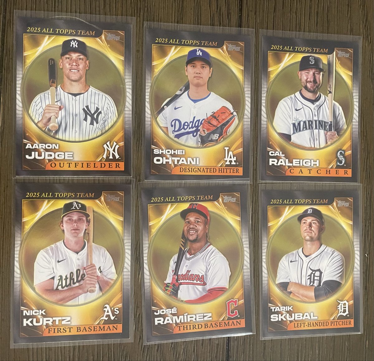 musclehead41's tweet photo. @CardPurchaser final results..great case to say the least…. 
Ryan - superfractor 1/1
HFA - Ryan
Guerrero Sr. &amp; Maddux Auto
Color match - Ryno
Oneil /25 
Nice Relics, nice #’s and great selection of all topps team https://t.co/L9FyHIXRs8