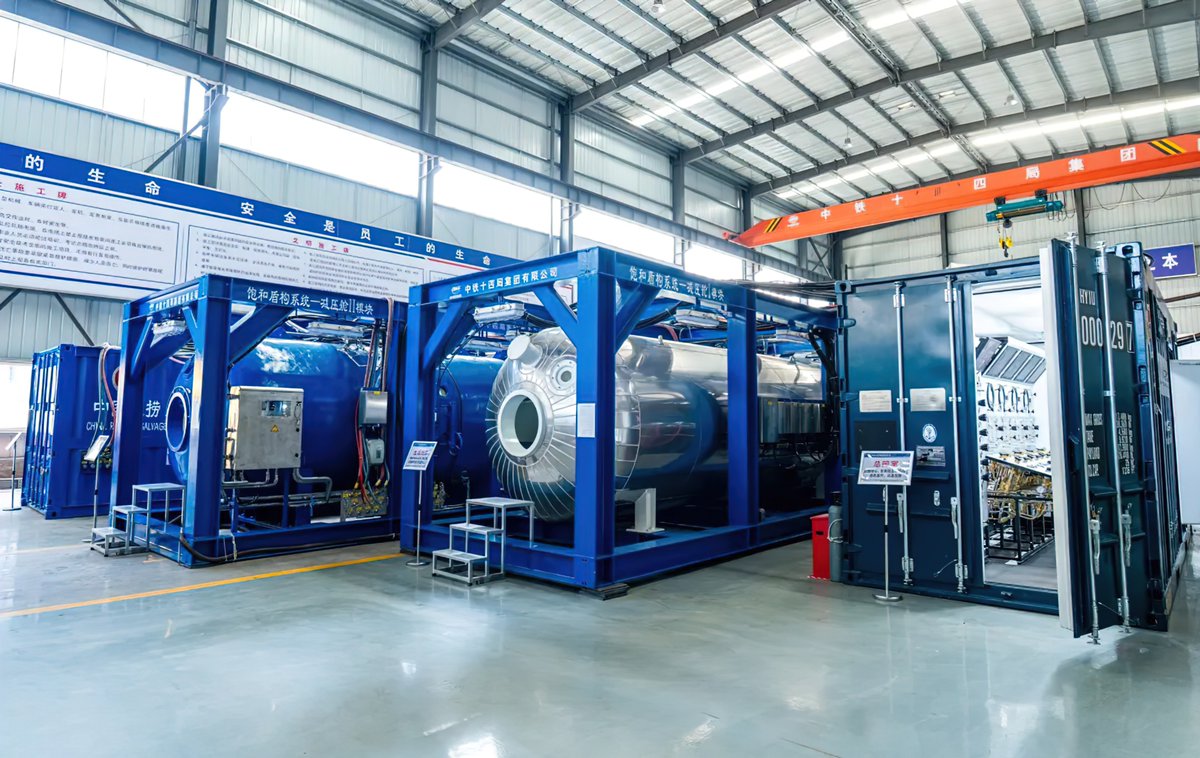 CRCCNews's tweet photo. #CRCCTech Operating 75m below the sea! 🌊✂️
Facing 8.5 bars of pressure and rock 6x harder than concrete, #CRCC deployed China’s first-ever "Deep Sea Space Station" to maintain the "Yongzhou" TBM.
✅46 cutters replaced
✅22 days of precision work
✅Shattered the 60m depth limit https://t.co/o6bQuNrWQn