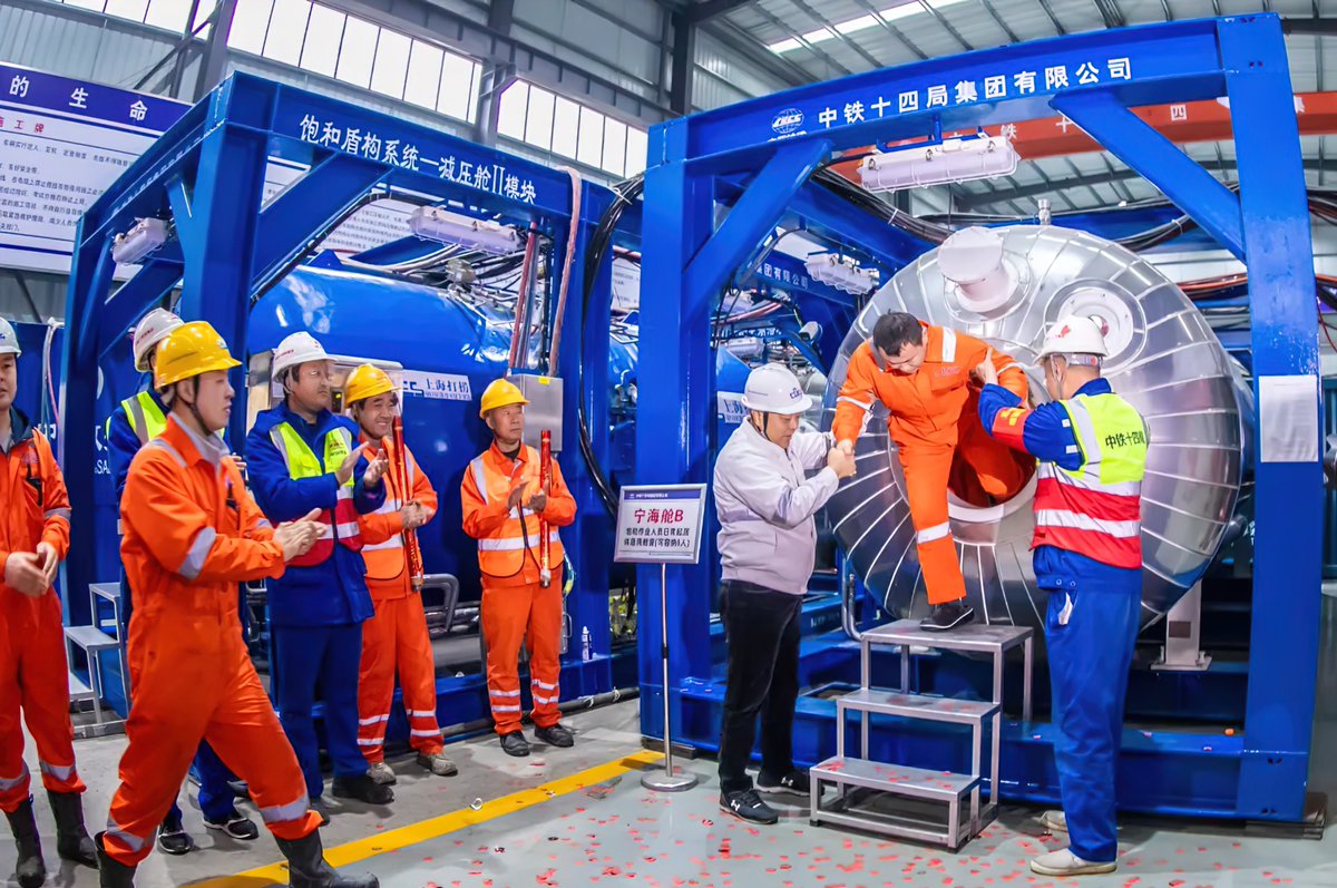CRCCNews's tweet photo. #CRCCTech Operating 75m below the sea! 🌊✂️
Facing 8.5 bars of pressure and rock 6x harder than concrete, #CRCC deployed China’s first-ever "Deep Sea Space Station" to maintain the "Yongzhou" TBM.
✅46 cutters replaced
✅22 days of precision work
✅Shattered the 60m depth limit https://t.co/o6bQuNrWQn
