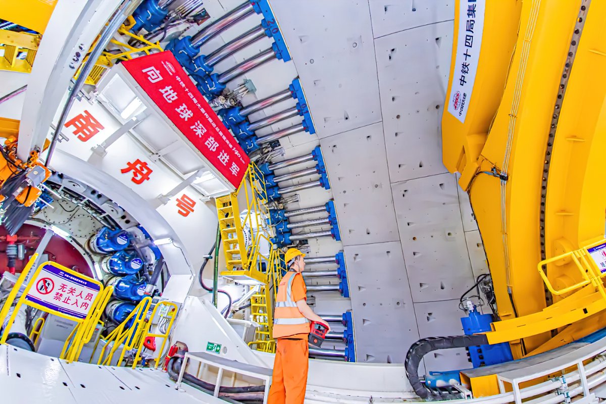 CRCCNews's tweet photo. #CRCCTech Operating 75m below the sea! 🌊✂️
Facing 8.5 bars of pressure and rock 6x harder than concrete, #CRCC deployed China’s first-ever "Deep Sea Space Station" to maintain the "Yongzhou" TBM.
✅46 cutters replaced
✅22 days of precision work
✅Shattered the 60m depth limit https://t.co/o6bQuNrWQn