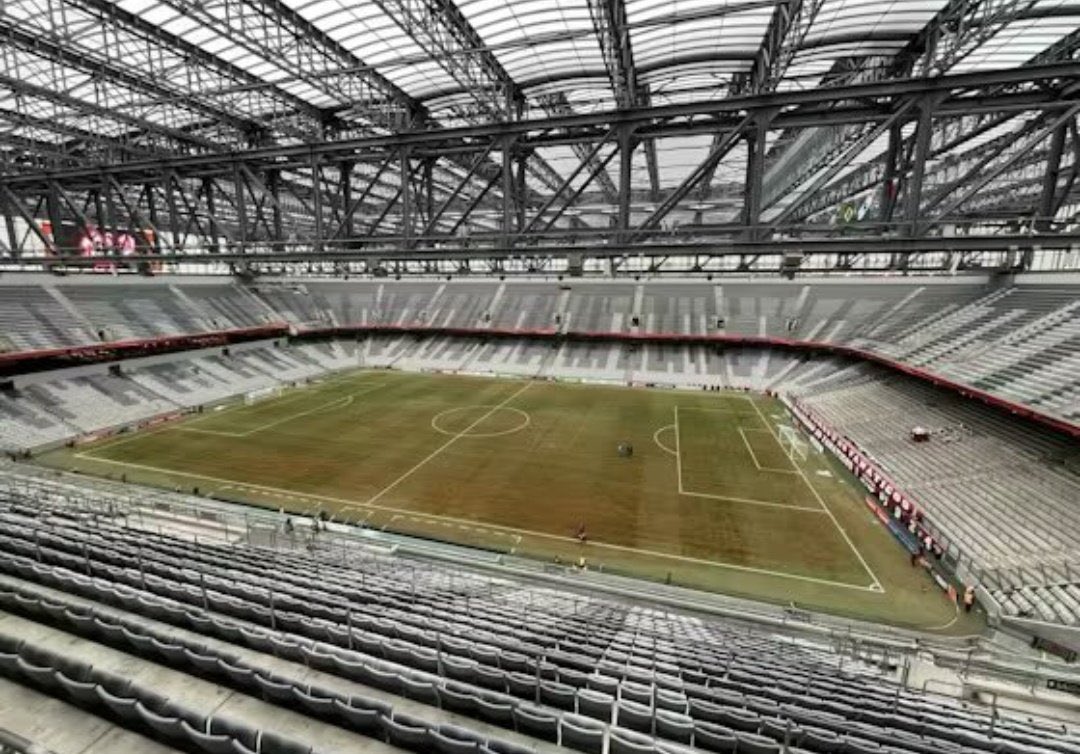 fabioderossi_'s tweet image. O “gramado” da Arena da Baixa / o gramado do Couto Pereira 

Ambos na mesma cidade e com o mesmo clima.