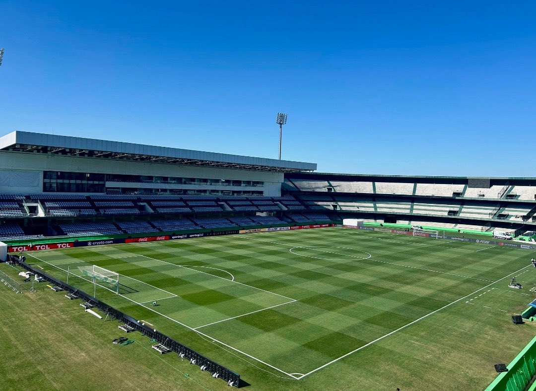 fabioderossi_'s tweet image. O “gramado” da Arena da Baixa / o gramado do Couto Pereira 

Ambos na mesma cidade e com o mesmo clima.