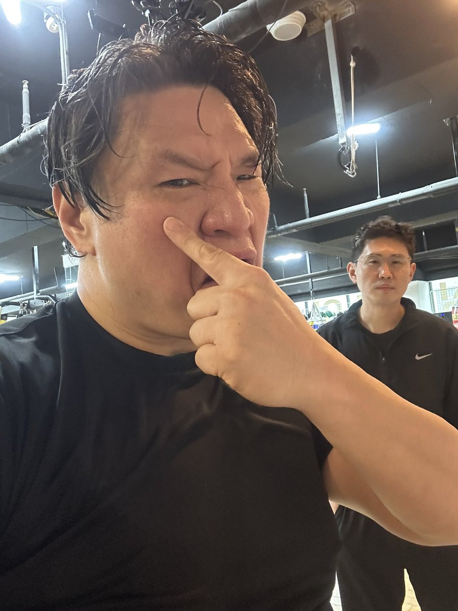 출전 전날입니다. 2026년 첫 복싱 매치. 발렌타인데이를 후회없이 보내겠습니다. 오른쪽 눈 멍은 덤. 찬조출연 박스원 마두관 남관장. #복싱하는프로레슬러 #싸우는사무총장