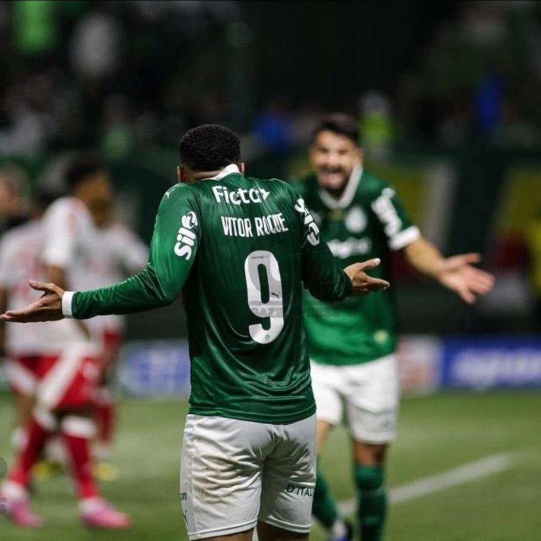 Ele xinga a mãe, empurra o juiz, curte reels duvidoso e mete gol pra krl

This is Vitor Roque.