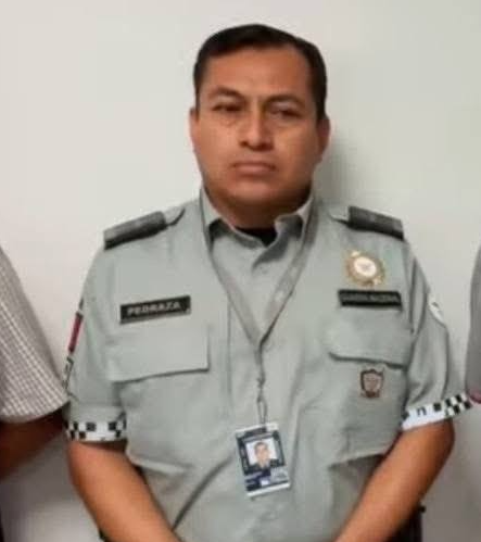 GildoGarzaMx's tweet photo. #Querétaro | La @FGRMexico detuvo al teniente coronel Saúl Pedraza Meneses de la Guardia Nacional (FEDERAL DEL GOBIERNO DE MORENA) —destacado en Querétaro— cuando se dirigía a Durango y fue interceptado en la federal 40 (tramo Durango–Torreón) a bordo de una camioneta BMW, transportando arsenal y municiones.

Y no es solo el decomiso: también lo investigan por presunta protección a una célula de huachicol que opera en San Juan del Río, con radio hacia los límites con Edomex e Hidalgo.

¿Y de esto no dicen nada las cuentitas gilbertistas de Morena?

Para el show sí están. Para lo serio, silencio.