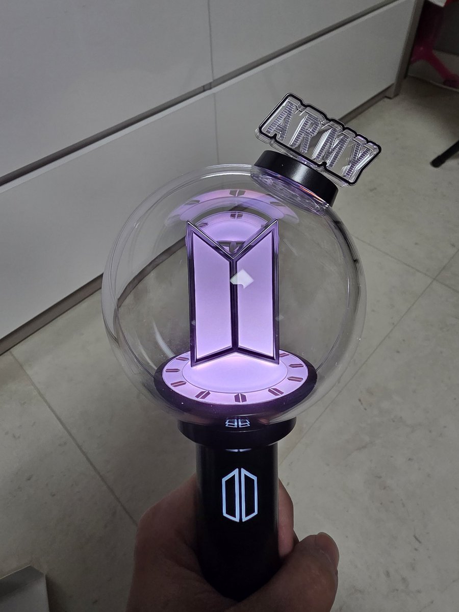 kyh3325's tweet photo. 뉴저번 아미밤~~~
몇달 걸릴줄 알았는데 일주일만에 받다니~
생각보다 빨리와��� 놀랐네...
발광은 쪼금 아쉽지만 디자인은 이쁜듯ㅎ
콘서트때 열나게 흔들어주게써~~~~

#방탄소년단 #bts  #아미 https://t.co/BWwX2lYBLX