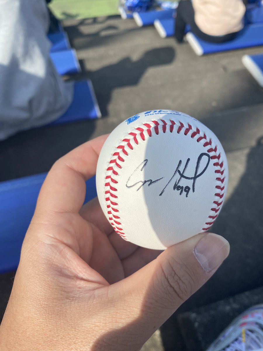 抽選のサイン会当たるし、投げ込みのサインボール飛んでくるし