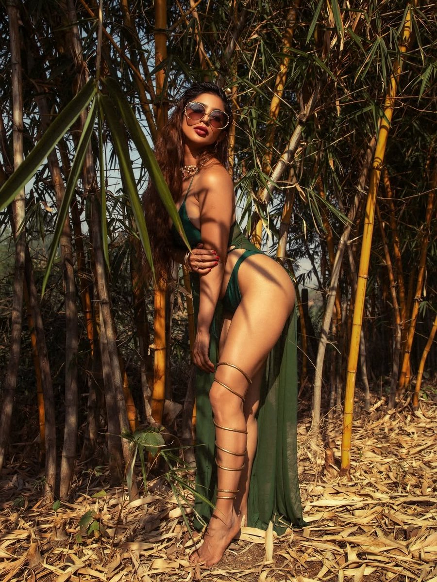 Happy Friday. Hope you perverts are ready for the valentine's day. 😋💕