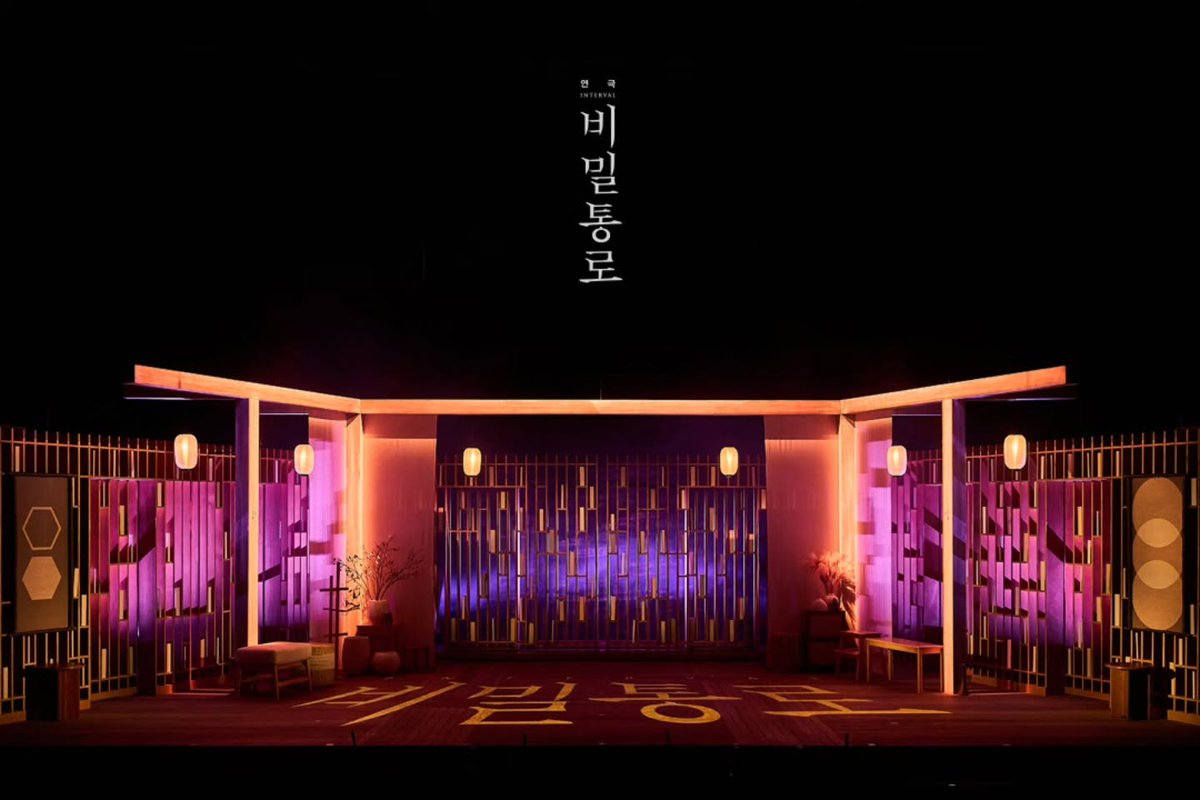 [비밀통로 : 𝐈𝐍𝐓𝐄𝐑𝐕𝐀𝐋] 
📓 개막 𝐃-𝐃𝐀𝐘

개막 D-DAY!
연극 <비밀통로:INTERVAL>의
무대 사진을 공개합니다✨️

❝'비밀통로'에서 
기다리고 있겠습니다.❞