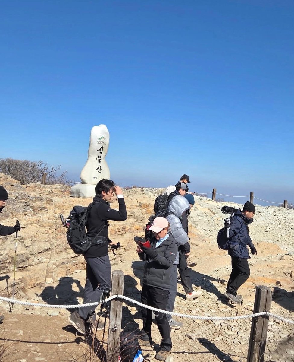 dowoonverse's tweet image. dowoon was spotted at mount sinbulsan / yeongnam alps with take a hike members + crews yesterday! some ppl said this was their final filming day🫶🏻