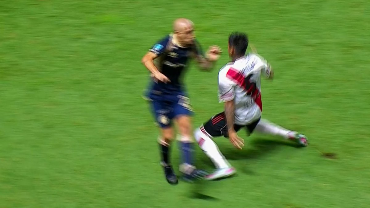 ¿Quién puede trabar así? Técnicamente Portillo se lesiona como un amateur.
