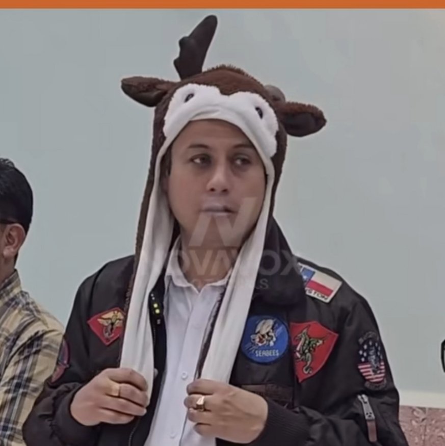 amilcarbarral's tweet photo. Alguien me puede decir a qué animalito representa la gorrita que se puso el otro?
Si es del que me imagino 🦌🐐y se lo puso consciente, es un ....... de campeonato.
(No es IA ni montaje) https://t.co/LxFgD4lNeQ