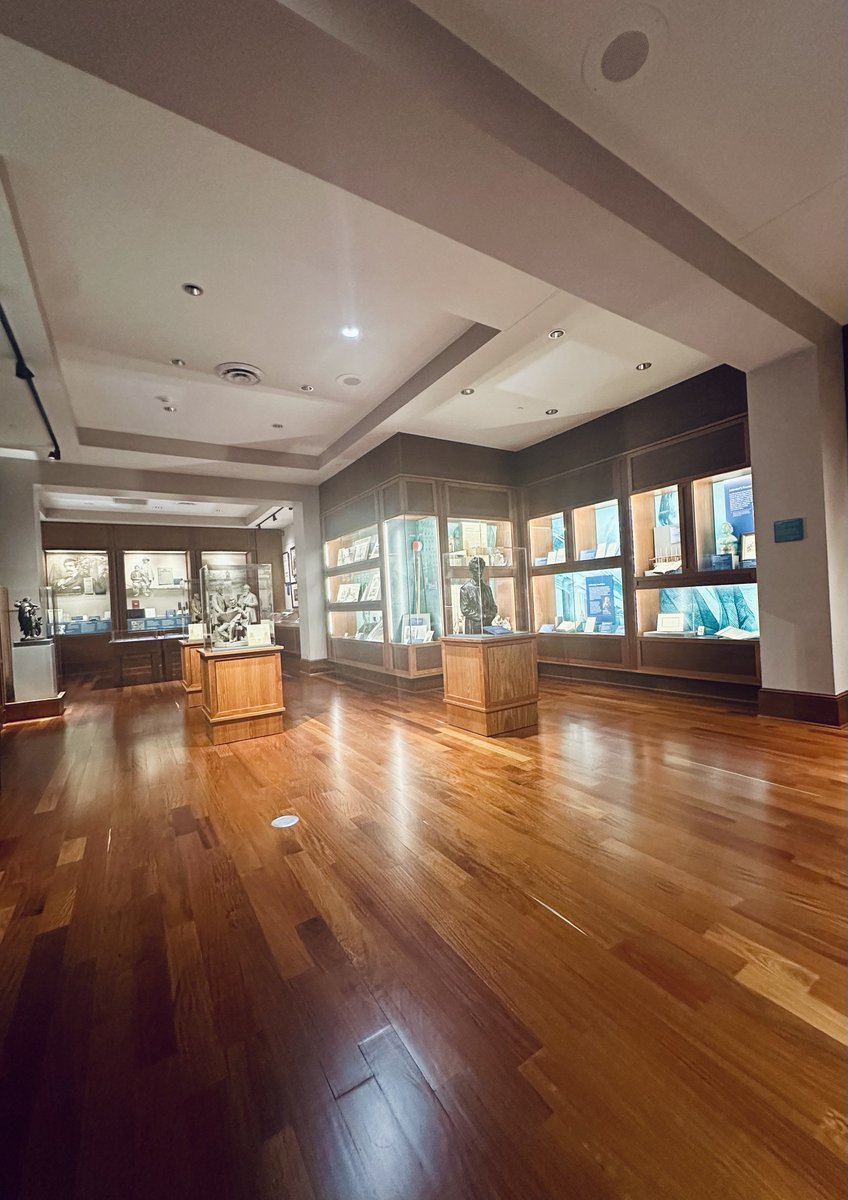 liz_july4th's tweet image. Good Evening, My Dearest Followers: 

Let us celebrate #Abe #Lincoln 😁😁

We are traveling to #MSU that houses an extensive private collection of Abraham Lincoln memorabilia.  Roughly over 40,000 pieces known as #Lincolniana. 

I like to share some of its rare artifacts. 🧵🧵