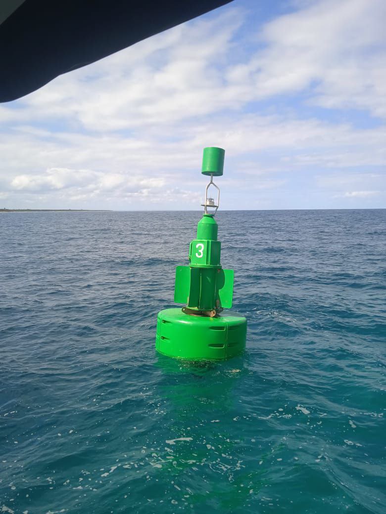 Trabajadores de la Agencia de Ayuda a la Navegación de la Empresa #GeocubaON, desarrollan desde hace varias jornadas intensas labores para restablecer señales marítimas fuera de servicio. Estas acciones, requieren de alta precisión técnica y conocimiento del entorno. #Cuba.