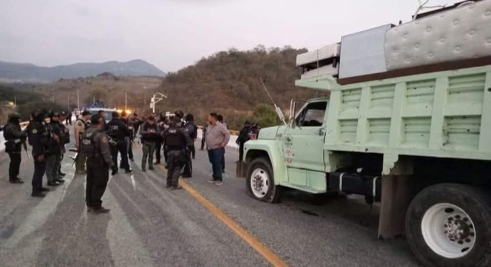 GabyCoutino's tweet photo. #Chiapas. Reportan enfrentamiento entre elementos #FRIP #GrupoPakal @sspchiapas y @FGEChiapas con presuntos integrantes de la #DelincuenciaOrganizada. El reporte indica que dicho enfrentamiento se efectuó a la altura del #PuenteLasFlores cerca de #Jiquipilas. Uno de los agresores fue abatido. Fuerzas de seguridad refuerzan el operativo