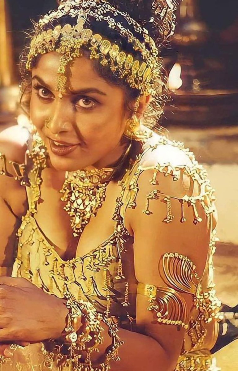 90s_beauties's tweet image. காட்டு தேக உடம்புக்காரி 
வாய் அசைவில், பின்னழகில் சூடேற்றும் மோக காரி #RamyaKrishna 

#90sActress