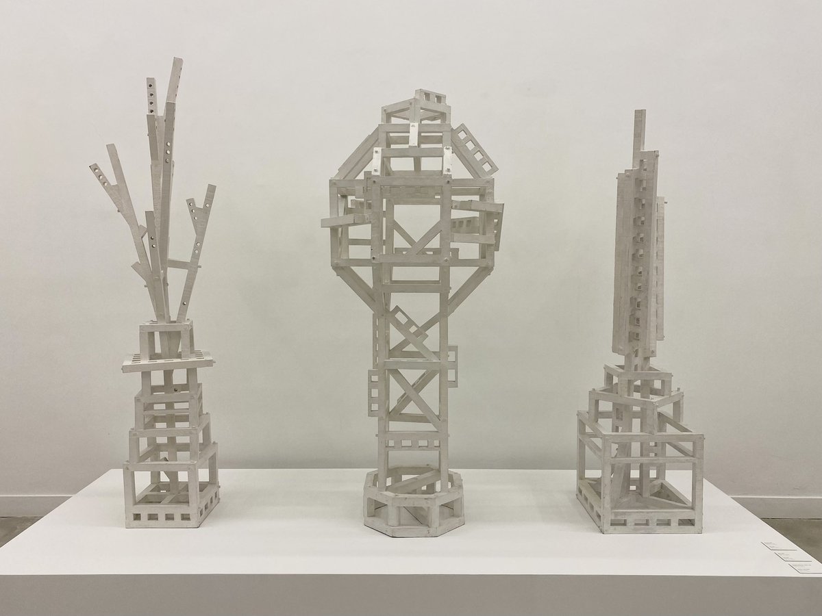 Guiguiii94's tweet photo. Chez #AlinaPinsky, une nouvelle expo brassant un demi-siècle de pratique sculptée #IgorChelkovski (1937-), artiste russe abstrait installé en banlieue parisienne depuis 1976, sous le commissariat de Bernard Blistène.

Minimaliste, mono ou bichrome ; le bois comme matériau pauvre. https://t.co/ypt7Lkp4MT