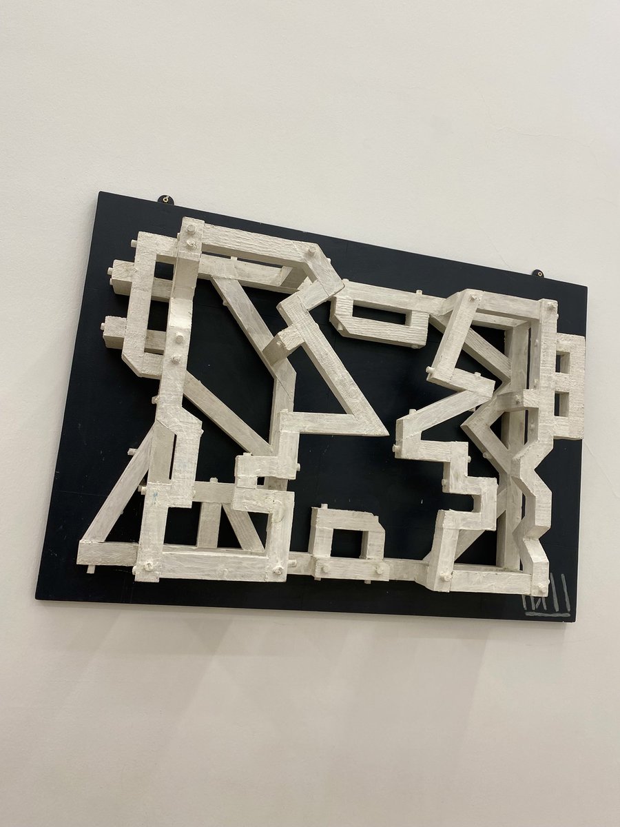 Guiguiii94's tweet photo. Chez #AlinaPinsky, une nouvelle expo brassant un demi-siècle de pratique sculptée #IgorChelkovski (1937-), artiste russe abstrait installé en banlieue parisienne depuis 1976, sous le commissariat de Bernard Blistène.

Minimaliste, mono ou bichrome ; le bois comme matériau pauvre. https://t.co/ypt7Lkp4MT