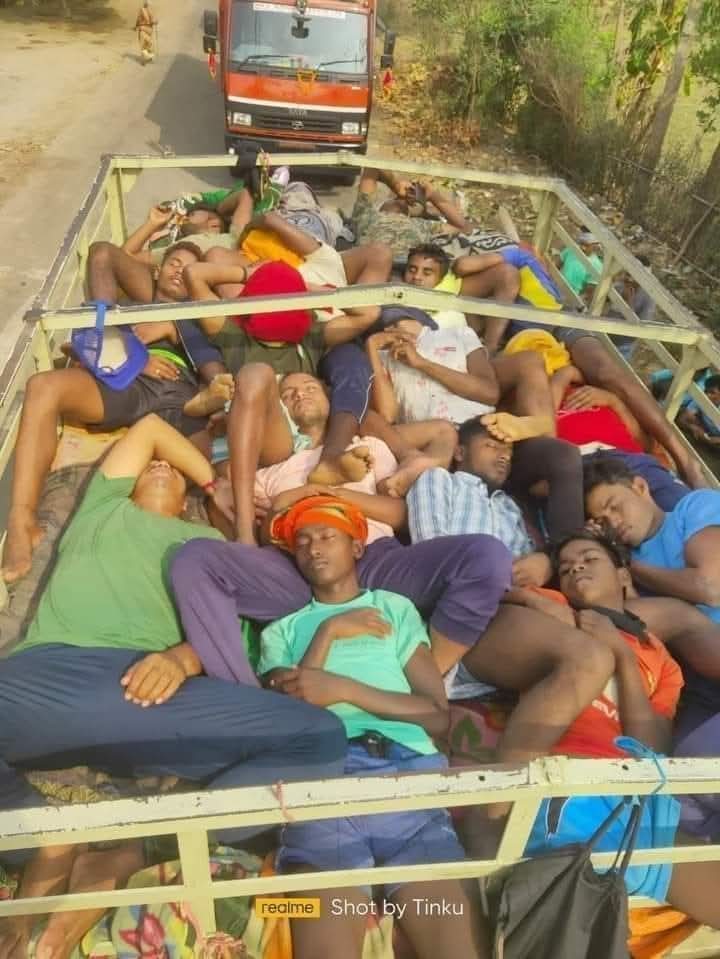 ये झारखण्ड के छौ नृत्य शिल्पी कलाकार है..! ओह 💔😭जो मुस्किल से 300 रुपए घर ले जा पाते है..!
#Jharkhand #छौ_नृत्य #chhau_nach
  कला व झारखंड संस्कृति भले ही विलुप्त न् हो इसके लिए हम कुछ भी कर सकते है
नटवा झूमर प्रचलन हमारी विरासत विलुप्त नही होना चाहिए