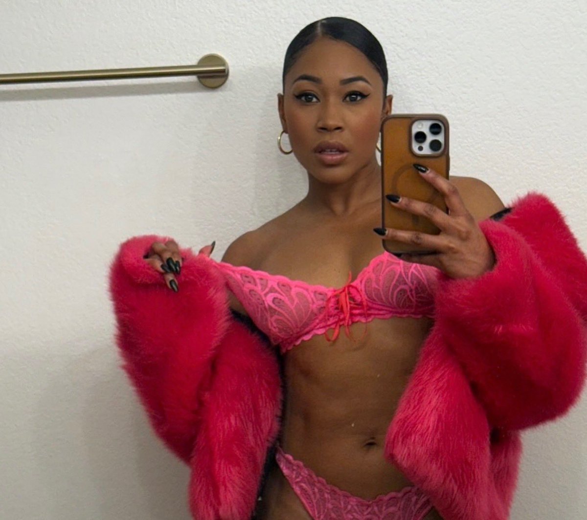 Ariane Andrew tweet media