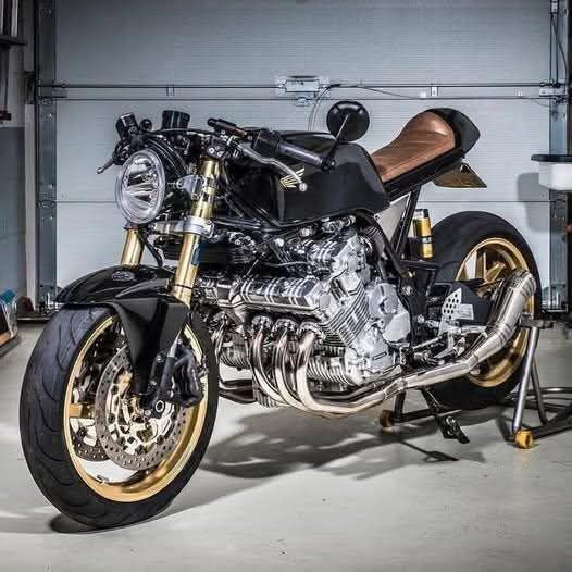 Moto_History's tweet photo. This Honda CBX is what a custom should look like. Two wheels with a distinctive engine, what could be better? #hondamotorcycles #custommotorcycles #specialtymotorcycles #motorcyclefreak #hondacbx #hondacb #hondaenthusiast https://t.co/4f56E6hpxw
