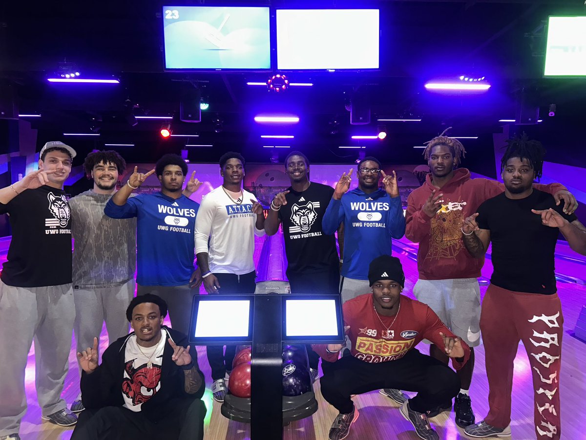 TyreeThompson05's tweet photo. Bowling With The Fellas! #HITSQUAD https://t.co/rurmfoSMRz