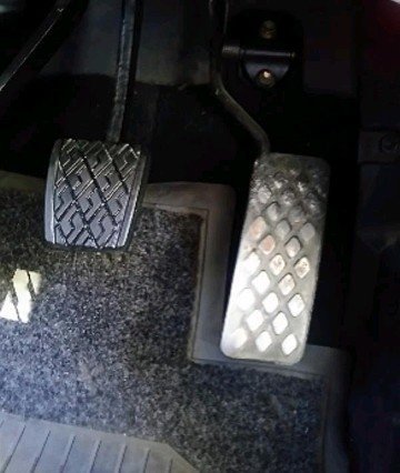 Oldschoolae86's tweet photo. @sadmachine730 『肘を曲げて、膝を曲げて』
『まるで石を踏んでいる様な』
『FERODO DS11 ブレーキパッド』を好んで装着していた人間には
『爪先ちょん踏みブレーキ』と言うのが良く分かりません🤔 https://t.co/tgY7nXJJac