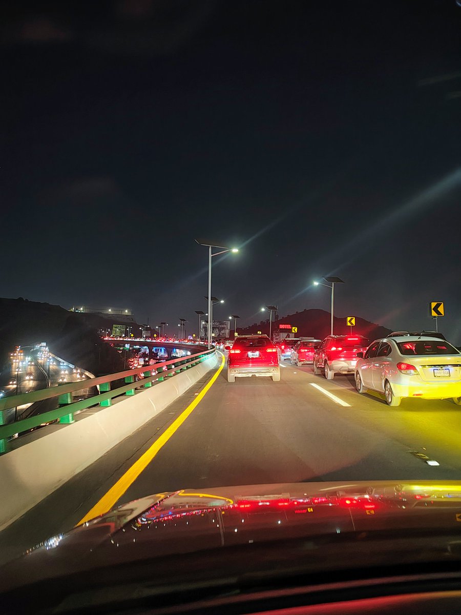 Mal día para vivir en Izcalli 🫠

Noche de tráfico, noche de preguntas jajaja 

Deje su ❓❓ 👇🏻

Los leo 🤓